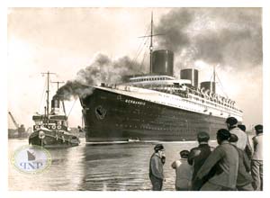 s.s. Normandie - Le 18 Mars, de nombreux ouvriers des chantiers Pénhoët viennent admirer Normandie se dirigeant vers la cale sèche