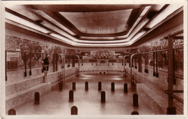 PAQUEBOT NORMANDIE - CARTE PHOTO SEPIA - EDITEUR ANONYME : `INTERIEUR DU PAQUEBOT NORMANDIE - LA PISCINE`