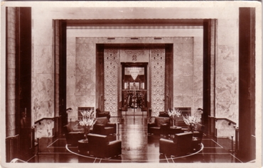 PAQUEBOT NORMANDIE - CARTE PHOTO SEPIA - EDITEUR ANONYME : `INTERIEUR DU PAQUEBOT NORMANDIE - ENTREE DE LA SALLE A MANGER`