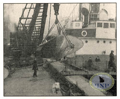 S.S NORMANDIE - Chargement dune hélice à trois pales à bord du Penhir - Photo 2