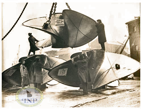 S.S NORMANDIE - Chargement d`une hélice à trois pales à bord du Penhir - Photo 1 