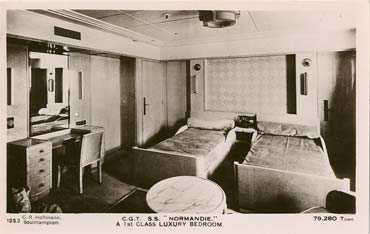 PAQUEBOT NORMANDIE - CARTE POSTALE GLACEE NOIR ET BLANC EDITEUR HOFFMANN - SOUTHAMPTON : C.G.T. S.S. `NORMANDIE` A 1st CLASS LUXURY BEDROOM