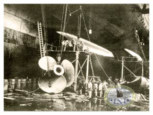 S.S NORMANDIE - Mars 1935 - Installation dune hélice 3 pales