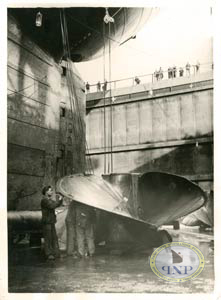 S.S NORMANDIE - 20 Mars 1935 - Lavage d`une hélice 3 pales