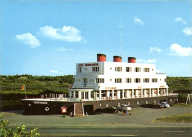 Paquebot S.S. NORMANDIE - Carte postale grand format couleurs glacée - Editeur : Van Miegheim - Oostende (Pays-Bas) - Réf. site : MIEGP-HOT-3-0-R-PSB