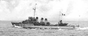Le torpilleur Foudroyant qui accompagne Normandie au début des essais en mer 
