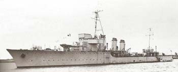 Le torpilleur Adroit qui accompagne Normandie au début des essais en mer