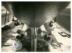 S.S NORMANDIE - Mars 1935 - Vue arrière des 4 hélices à 3 pales
